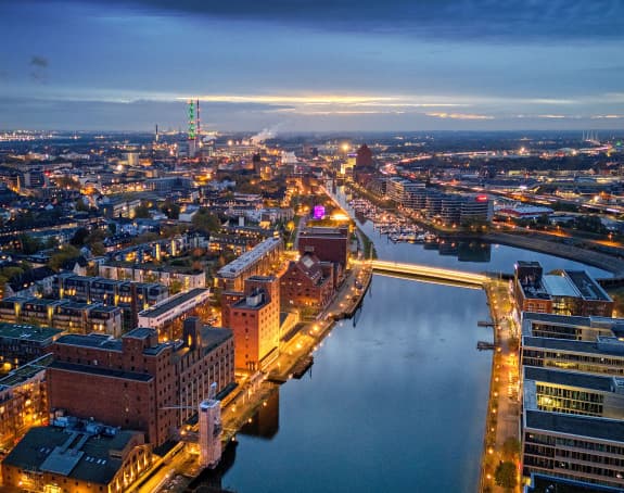 Duisburger Innenhafen bei Abendstimmung